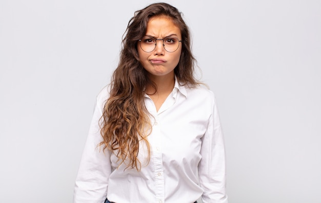 Mujer bonita joven contra antecedentes aislados