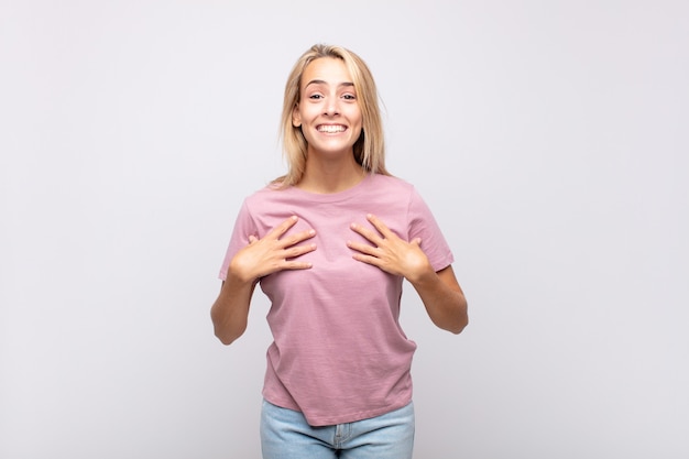 Foto mujer bonita joven contra antecedentes aislados