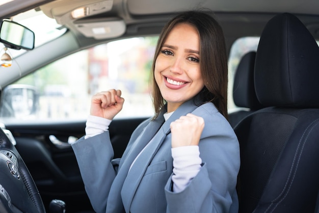 Mujer bonita joven dentro de un coche