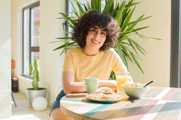 Foto mujer bonita joven desayunando en casa