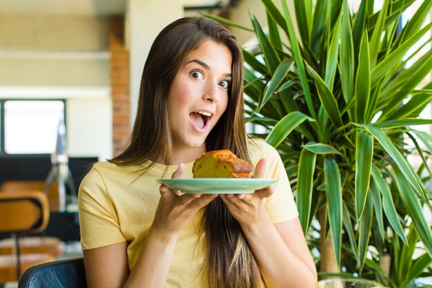 Mujer bonita joven desayunando en casa