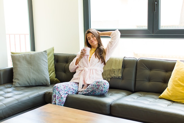 Mujer bonita joven desayunando en casa