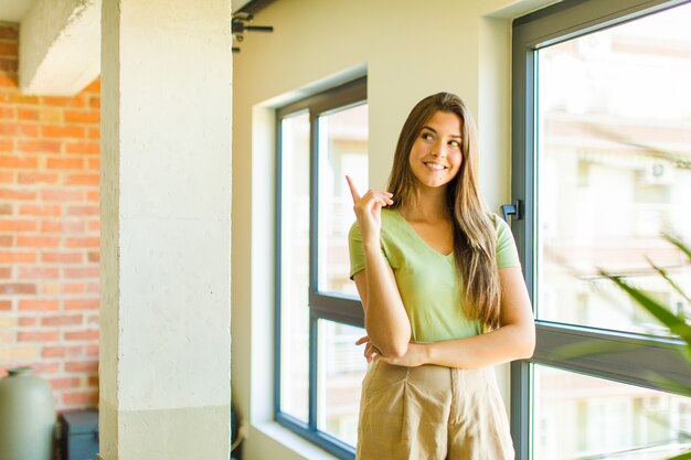 Mujer bonita joven divirtiéndose en el interior