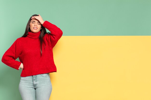 Mujer bonita joven entrando en pánico por una fecha límite olvidada, sintiéndose estresada, teniendo que encubrir un desastre o error. copia espacio para colocar tu concepto