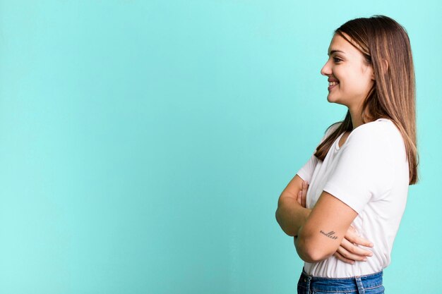 Foto mujer bonita joven con un espacio de copia al lado