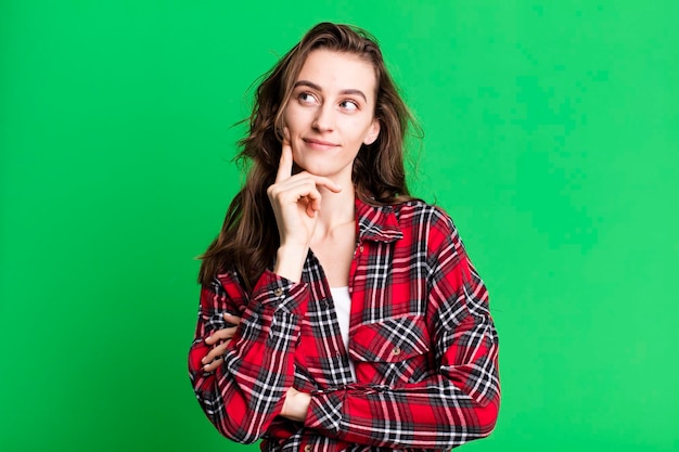 Foto mujer bonita joven con un espacio de copia