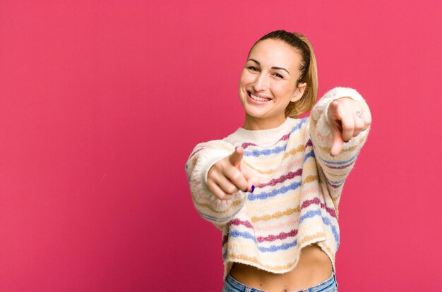 Foto mujer bonita joven con un espacio de copia