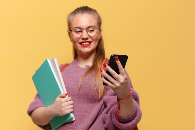 Mujer bonita joven. expresión feliz y sorprendida. concepto de estudiante