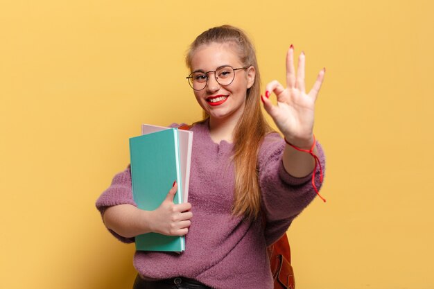 Mujer bonita joven. expresión feliz y sorprendida. concepto de estudiante