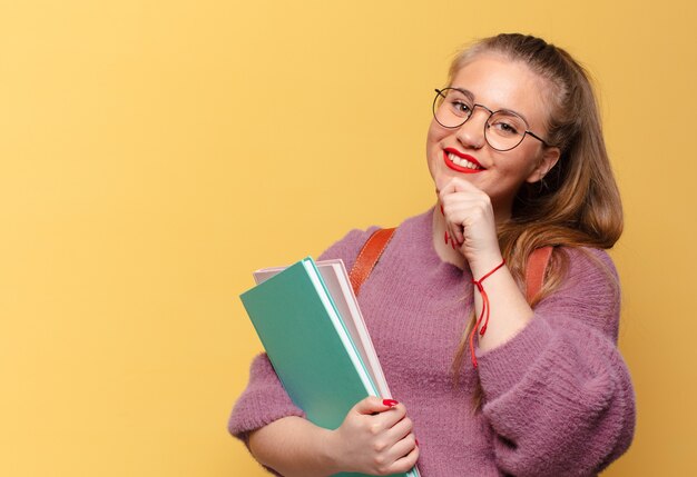 Mujer bonita joven. expresión feliz y sorprendida. concepto de estudiante