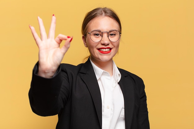 Mujer bonita joven. expresión feliz y sorprendida. concepto de negocio