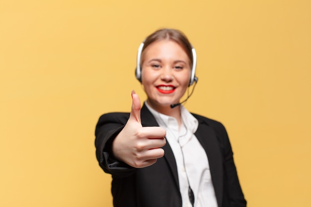 Mujer bonita joven. expresión feliz y sorprendida. concepto de telemarketer