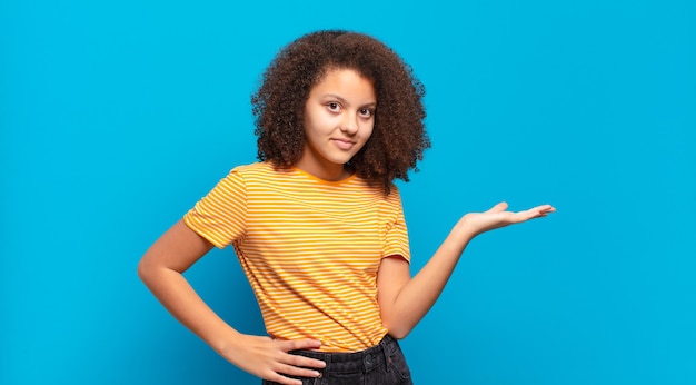 Mujer bonita joven gesticulando en la pared de color