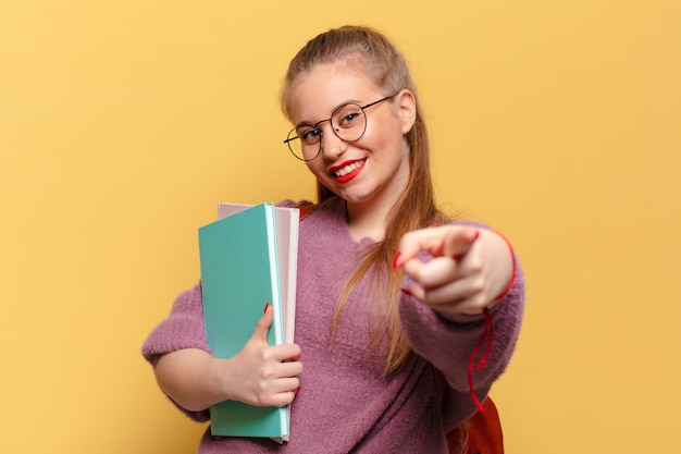 Mujer bonita joven. gesto de señalar. concepto de estudiante