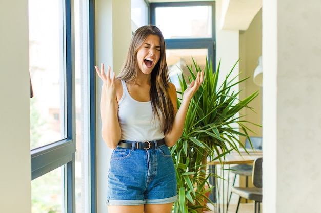 Foto mujer bonita joven gritando furiosamente