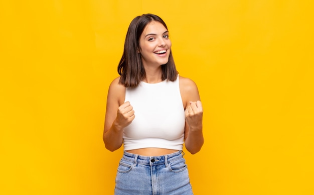 Foto mujer bonita joven gritando triunfalmente