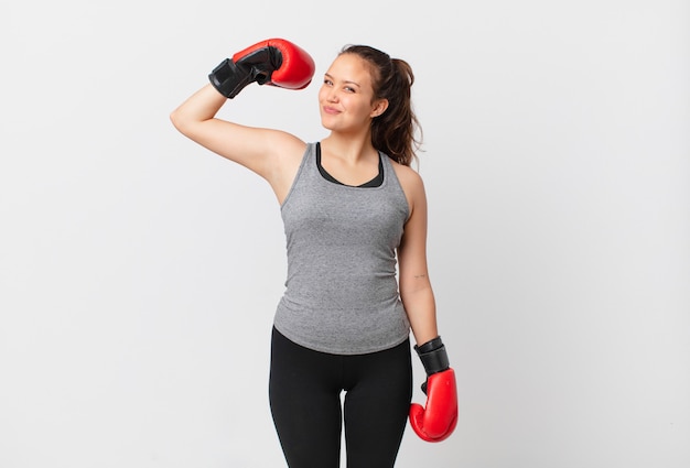 Mujer bonita joven con guantes de boxeo