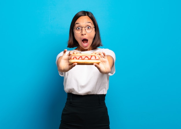 Mujer bonita joven con un hot dog