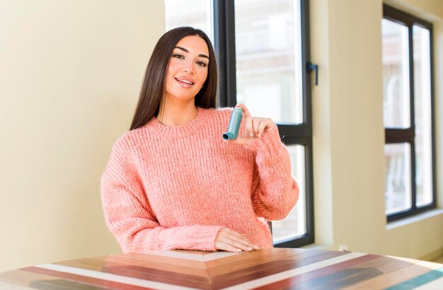 Foto mujer bonita joven con un inhalador de asma en casa