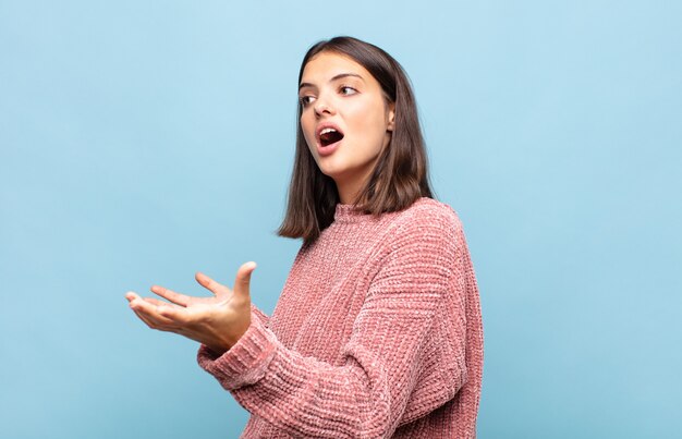 Mujer bonita joven interpretando ópera o cantando en un concierto o espectáculo