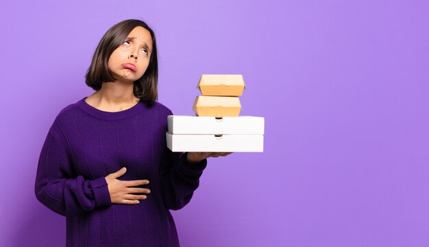 Mujer bonita joven. llevar concepto de comida rápida