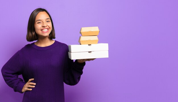 Mujer bonita joven. llevar concepto de comida rápida