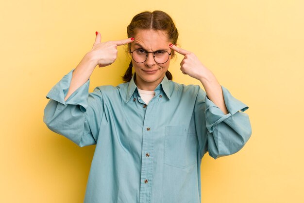 Foto mujer bonita joven con una mirada seria y concentrada, lluvia de ideas y pensamiento sobre un problema desafiante