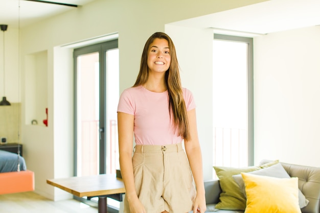 Foto mujer bonita joven mirando feliz