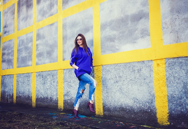 Mujer bonita joven de la moda en gafas de sol