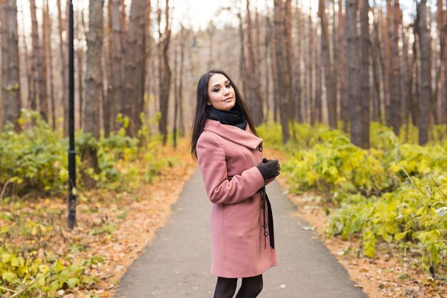 Mujer bonita joven en el parque otoño