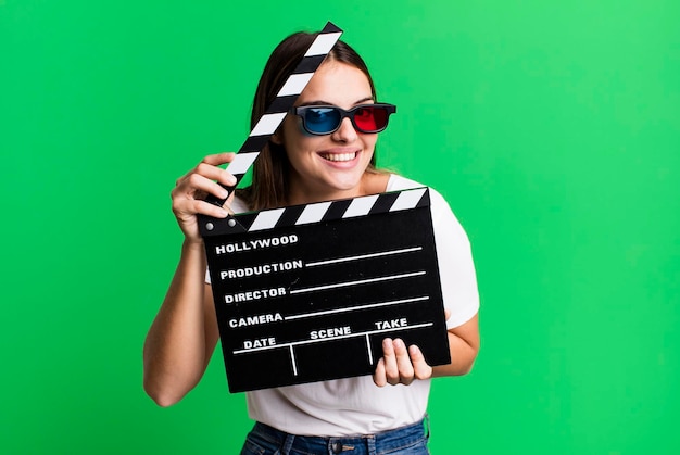 Mujer bonita joven con una película de badajo de cine o concepto de película