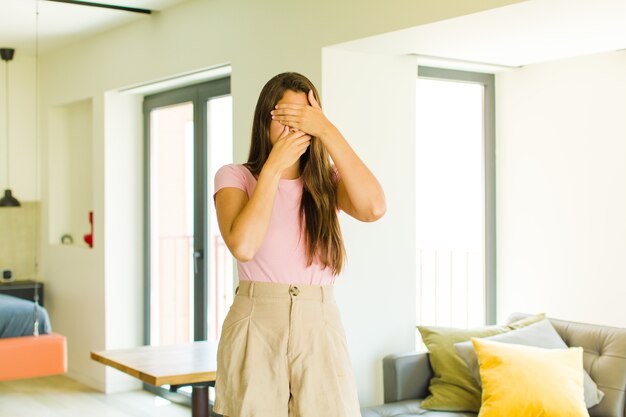 Mujer bonita joven con pelo largo en el interior