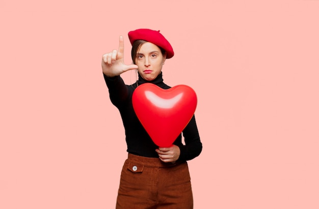 Mujer bonita joven que expresa el concepto del amor para el día de tarjeta del día de San Valentín