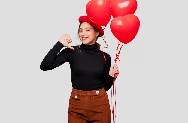 Mujer bonita joven que expresa el concepto del amor para el día de tarjeta del día de San Valentín