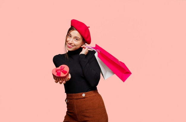 Mujer bonita joven que expresa el concepto del amor para el día de tarjeta del día de San Valentín