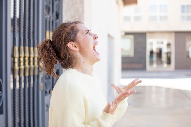 mujer bonita joven que expresa un concepto