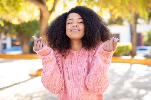 Foto mujer bonita joven que expresa un concepto