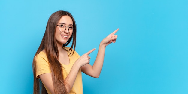 Mujer bonita joven que expresa una emoción con un espacio de copia