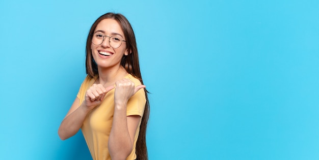 Mujer bonita joven que expresa una emoción