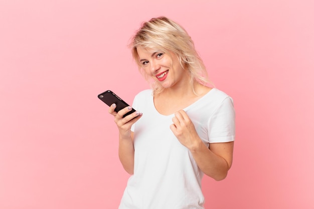 Mujer bonita joven que parece arrogante, exitosa, positiva y orgullosa. concepto celular