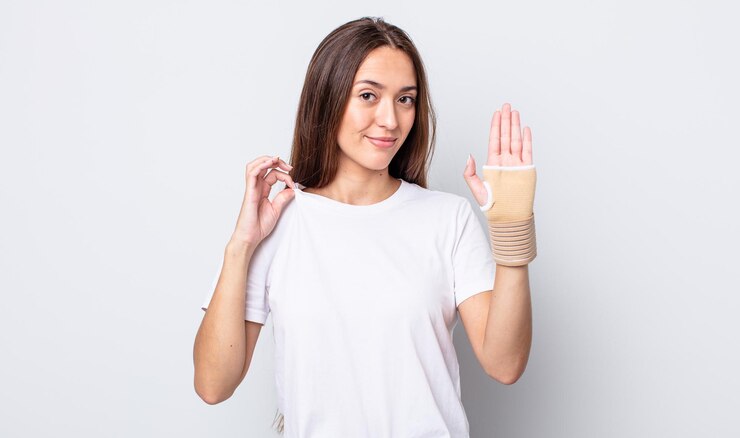 Foto mujer bonita joven que parece arrogante, exitosa, positiva y orgullosa. concepto de vendaje de mano