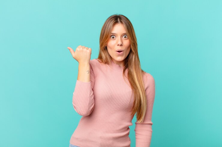 Foto mujer bonita joven que parece asombrada con incredulidad
