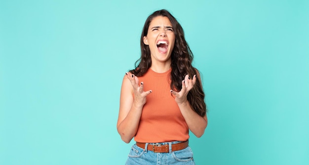 Foto mujer bonita joven que parece desesperada y frustrada, estresada, infeliz y molesta, gritando y gritando