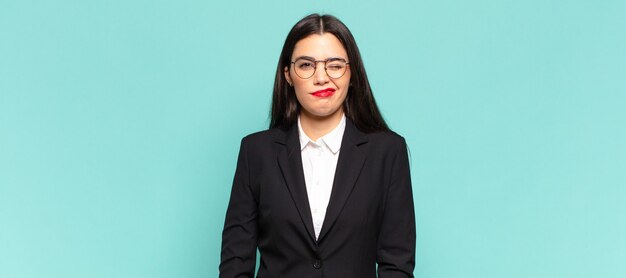 Mujer bonita joven que parece feliz y amistosa, sonriendo y guiñando un ojo con una actitud positiva. concepto de negocio