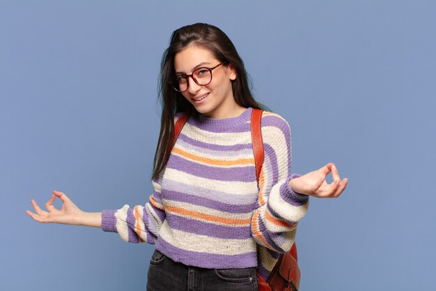 Mujer bonita joven que parece feliz, arrogante, orgullosa y satisfecha de sí misma, sintiéndose como la número uno. concepto de estudiante