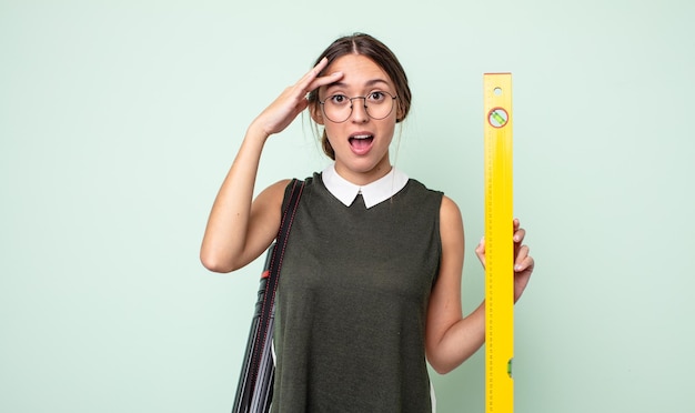 Mujer bonita joven que parece feliz, asombrada y sorprendida. concepto de arquitectura