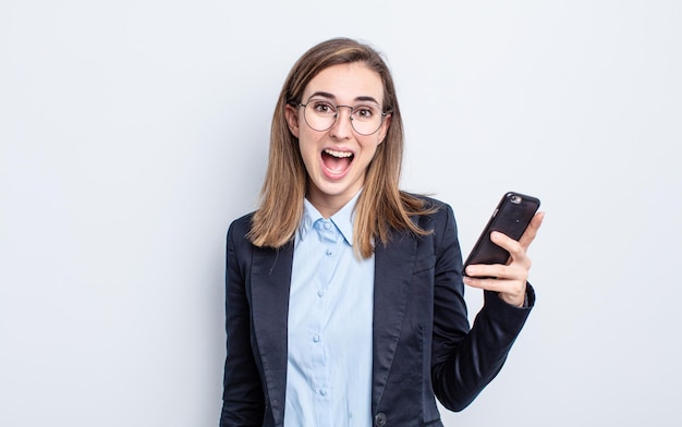 Mujer bonita joven que parece feliz y gratamente sorprendida. concepto de negocio