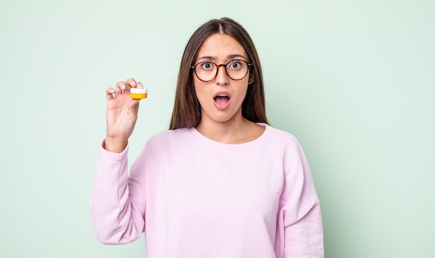 Mujer bonita joven que parece muy consternada o sorprendida. concepto de lentes de contacto