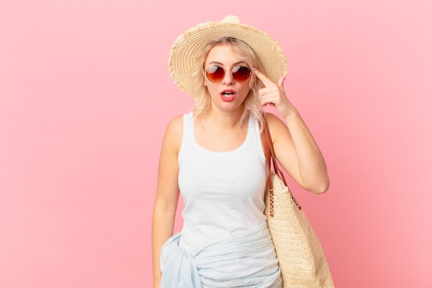 Mujer bonita joven que parece sorprendida, dándose cuenta de un nuevo pensamiento, idea o concepto