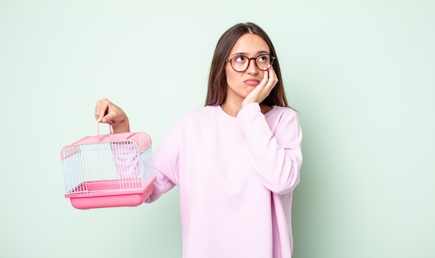 Mujer bonita joven que se siente aburrida, frustrada y con sueño después de un cansancio. concepto de jaula para mascotas